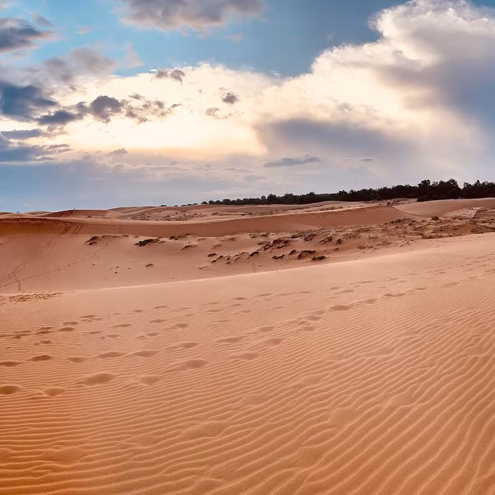 Màu đỏ là màu chính của cát; màu trắng nằm trên bãi biển và pha tạp chất; màu hồng là màu nằm dưới màu đỏ, thấy nhiều bên kia đồi cát bay...