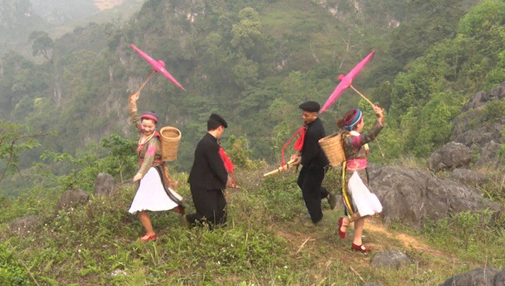 Trong đó, "Chợ tình Khau Vai" là lễ hội đặc sắc và độc đáo nhất, ngoài ra còn có lễ hội "Gầu Tào" của người Mông, lễ hội "Cúng thần rừng" của người Pu Péo, lễ Cấp sắc dân tộc Dao… và các lễ hội, phong tục, tập quán khác của các dân tộc.