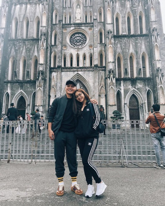 Điểm qua đôi giày hàng hiệu mà Quang Hải đã đi màu nâu trầm ấm của Gucci. Thiết kế thuộc dòng G74 Original GG sneaker với giá hơn 15 triệu đồng. So với tủ giày trước kia của Quang Hải thì đôi này có thiết kế cầu kỳ và trendy hơn hẳn. Đôi giày này được chàng tiền vệ Quang Hải đi vào những dịp quan trọng như lên sóng truyền hình giao lưu hay đi chơi cùng bạn gái. Thiết kế tăng thêm độ bảnh bao và tự tin hơn cho chàng trai sinh năm 1996.