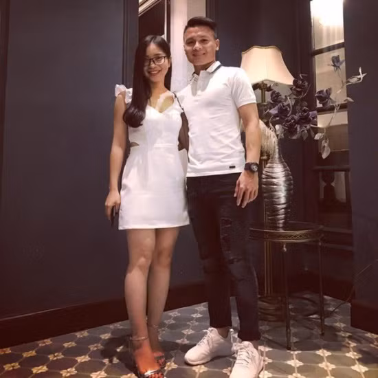 Quang Hải lên đồ thanh lịch, trẻ trung khi đi chơi với bạn gái.