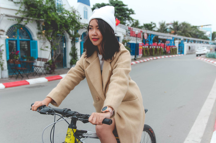 Không chỉ là chiếc đồng hồ thời trang, sành điệu, Samsung Galaxy Watch còn có khả năng kết nối trơn tru với smartphone của bạn, đem lại cho người dùng những trải nghiệm, tiện ích như nghe gọi, kiểm tra email, theo dõi sức khỏe, lên kế hoạch, nghe nhạc thư giãn hay thanh toán tiền. Ảnh: Thế Anh.