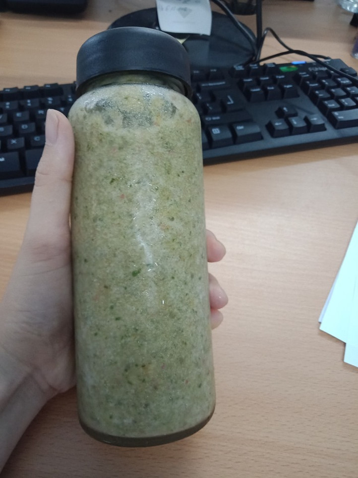 Điều quan trọng nhất trong 12 ngày này là phải uống ít nhất 3 lít nước 1 ngày, uống càng nhiều càng tốt, vừa chống đói vừa giúp detox ruột sạch hơn. “Về việc đi toilet, khi detox được tầm 4-5 ngày các chị sẽ cảm thấy mỗi lần đi toilet là như đi hết cặn bã trong ruột vậy, rất rất nhẹ bụng luôn”, chị Linh chia sẻ.