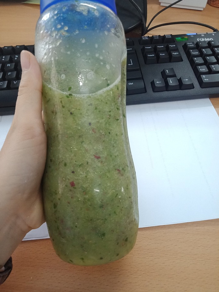 Tùy cơ địa từng người nhưng chị Linh phải dùng thêm bữa snack hàng ngày. Trưa 12h ăn 1 miếng ức gà áp chảo mật ong nhỏ xíu, 4h chiều ăn 1 hũ sữa chua hoặc 1 trái lê (táo). Theo chị Linh cái này mặc dù không khuyến khích nhưng nên nghe cơ thể để có chế độ phù hợp nhất.