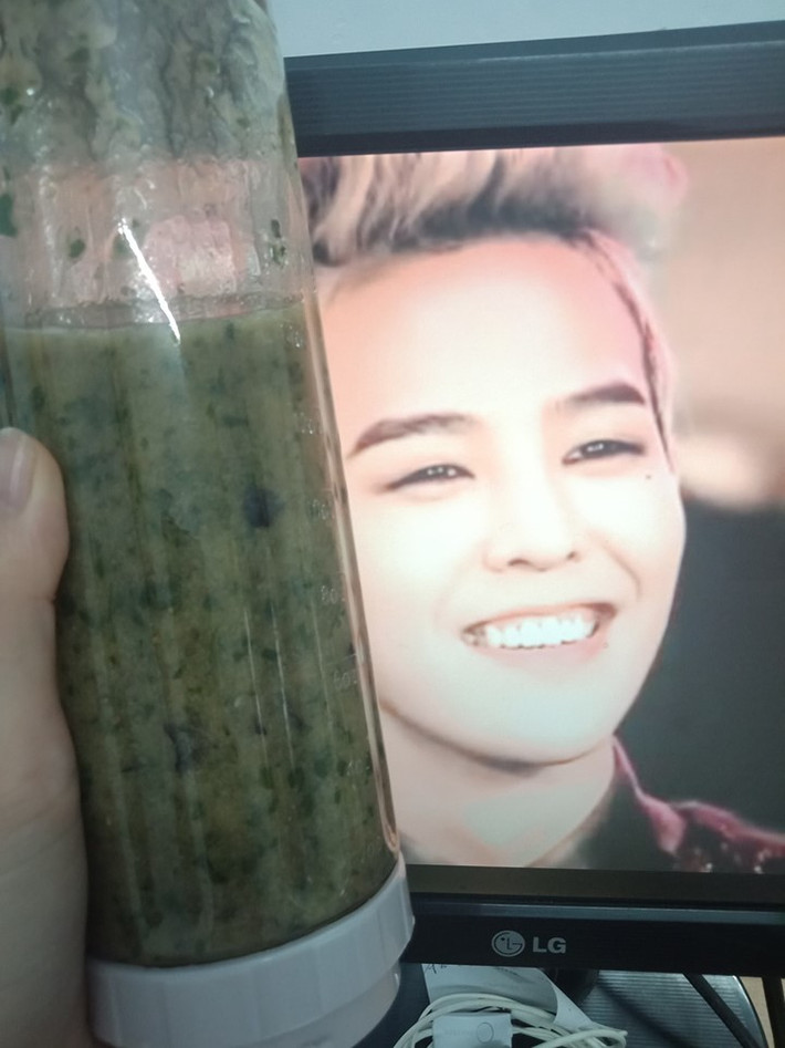 DAY 4: 720ml nước; 90 gram bó xôi; 2 muỗng hạt chia; 500 gram dứa cắt nhỏ; 3 trái chuối DAY 5: 720ml nước; 90 gram bó xôi; 2 muỗng hạt chia; 3 trái chuối; 450 gram dâu tây DAY 6: 720ml nước; 90 gram bó xôi; 2 muỗng hạt chia; 300 gram xoài cắt nhỏ; 2 trái chuối; 1 trái cam (bỏ gân trắng, tách múi)