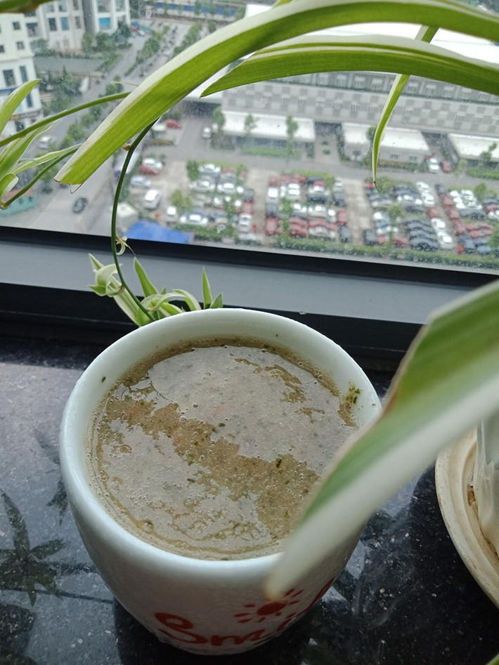 Sau detox 3 ngày Linh mới review. Chính là vì Linh cần nghe xem cơ thể khi ăn mặn lại sẽ thế nào. Ngày đầu tiên Linh ăn cháo thịt bữa sáng và trưa, bụng rất khó chịu, cơ thể nặng nề hơn, nên 6h tối ăn 1 hũ sữa chua và tối chỉ uống nước;