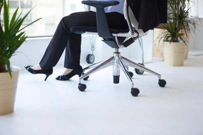 Ngồi lâu gây hội chứng "mất chân": Thuật ngữ "không dùng thì mất" (use it or lose it) được sử dụng để nói về việc ngồi một chỗ trong khoảng thời gian dài. Việc ngồi quá nhiều và không hoạt động dẫn đến tuần hoàn kém, sưng tấy, xương yếu, giãn tĩnh mạch và đôi khi còn có một số trường hợp nặng hơn, có thể dẫn đến chứng loãng xương. 