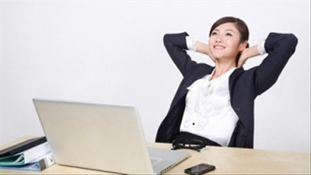 Ngoài ra, hãy dùng ghế không có tay vịn, vì điều này buộc bạn phải ngồi thẳng lên; Kéo dãn các cơ thường xuyên bằng việc sử dụng một quả bóng tập gym; nâng chân lên phía dưới bàn thay vì để chân không hoạt động.