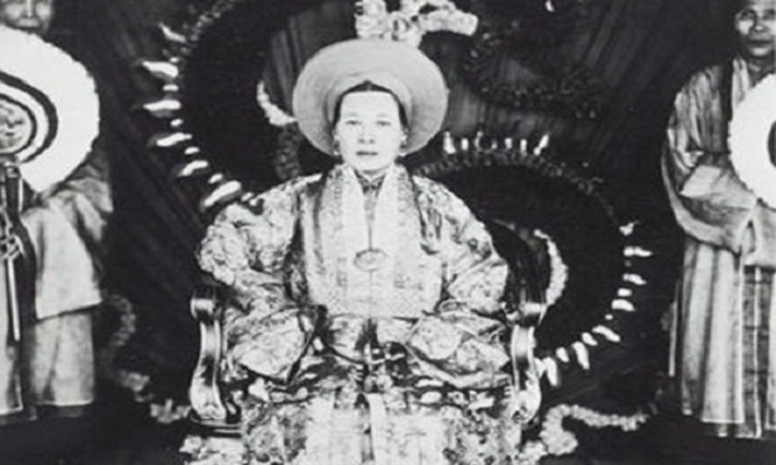 Không thích hoàng hậu, Đức Từ Cung được cho là mở lòng với Mộng Điệp, tình nhân của Bảo Đại. Bà coi Mộng Điệp như thứ phi, cho dù chế độ phi tần đã bị chính vua Bảo Đại bãi bỏ từ lâu.