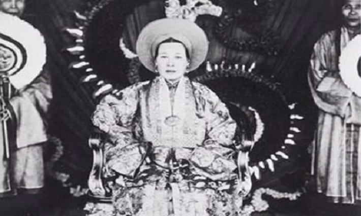 Không thích hoàng hậu, Đức Từ Cung được cho là mở lòng với Mộng Điệp, tình nhân của Bảo Đại. Bà coi Mộng Điệp như thứ phi, cho dù chế độ phi tần đã bị chính vua Bảo Đại bãi bỏ từ lâu.