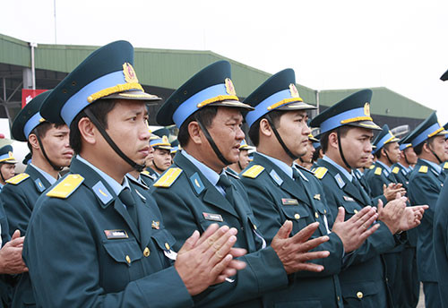 Một trong những nội dung mấu chốt được Trung đoàn 923 xác định trong công tác huấn luyện năm 2015 đó là huấn luyện bay vững chắc, bảo đảm tiến độ, giờ bay và an toàn.