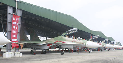 Theo đó, cùng với việc tiếp tục quán triệt, triển khai có hiệu quả Nghị quyết số 765-NQ/QUTW của Quân ủy Trung ương về nâng cao chất lượng huấn luyện trong tình hình mới, trung đoàn sẽ huấn luyện cho cán bộ, chỉ huy và cơ quan vững vàng đường lối quan điểm của Đảng, đối tượng tác chiến, nghệ thuật quân sự, kinh nghiệm chiến đấu và cách đánh của bộ đội không quân. Nắm chắc nội dung công tác tham mưu tác chiến, tham mưu huấn luyện; có trình độ tổ chức chỉ huy, quản lý và điều hành huấn luyện và khai thác sử dụng thành thạo vũ khí, khí tài có trong biên chế. Năm 2015, Trung đoàn Không quân 923 tập trung huấn luyện và khai thác sử dụng thành thạo vũ khí, khí tài có trong biên chế - tiêm kích đa năng hiện đại nhất Việt Nam Su-30MK2.