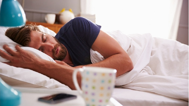 Thời gian ngủ không đều Bạn nên đi ngủ và thức dậy vào cùng một thời gian trong suốt 7 ngày một tuần. Điều này sẽ giúp cơ thể làm quen với chu kỳ sinh hoạt của bạn, và nó sẽ báo cho bạn biết khi nào bạn cần nghỉ ngơi. Hơn nữa, có lịch ngủ cố định khiến các giấc ngủ được đồng nhất hơn.