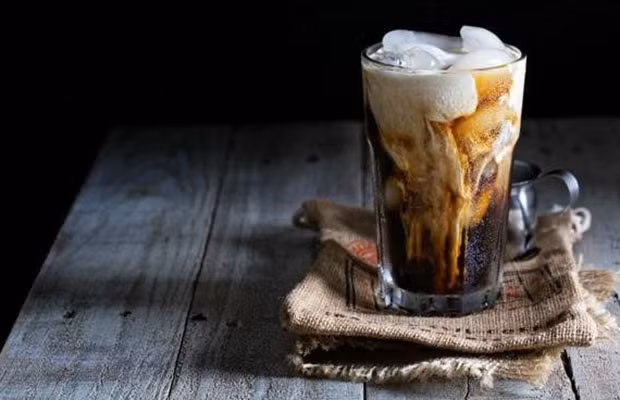 Uống nhiều cà phê vào buổi chiều Nhiều người cần cà phê để giữ bản thân tỉnh táo suốt một ngày, khoa học đã chứng minh uống cà phê sau 2 giờ chiều sẽ ảnh hưởng đến giấc ngủ buổi tối. Theo nghiên cứu của Bệnh viện Henry Ford bang Michigan, chất gây nghiện caffein trong cà phê có thể làm giảm chất lượng cũng như thời gian ngủ của bạn vào ban đêm. Các bạn có thể uống trà hoặc cà phê vào ban ngày, nhưng hãy hạn chế thói quen xấu là uống chúng sau 2 giờ chiều nhé, để cơ thể có thể ngủ đúng giờ và giấc ngủ được sâu hơn.