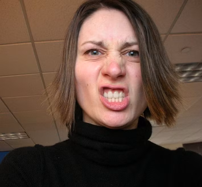 Lo lắng, cáu gắt và khó tập trung: Cảm giác lo lắng, bực bội và khó tập trung khi làm việc gì đó sau một bữa ăn quá no là các dấu hiệu cho thấy cơ thể đang làm việc cật lực để xử lí toàn bộ thức ăn bạn đã ăn. Khi bạn ăn quá nhiều, cơ thể tiết hormone insulin để dự trữ lượng đường thừa cho những lúc đường huyết xuống thấp, hoặc cho những lúc cơ thể cần nhiều năng lượng hơn. Sự dữ trữ này khiến đường huyết tại thời điểm sau ăn giảm mạnh, khiến bạn cảm thấy khó chịu./.