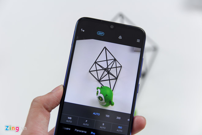 Redmi Note 7 sử dụng cảm biến camera ISOCELL GM1 của Samsung. Trên thực tế, cảm biến này có độ phân giải thực 12 MP và Xiaomi đã sử dụng thuật toán nội suy để tạo ra ảnh 48 MP. Phương pháp này đã từng được Oppo áp dụng trên chiếc Find 7 ra mắt năm 2013 giúp camera 13 MP trên máy có thể tạo ra bức hình 50 MP.