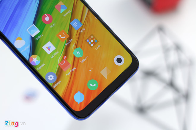 Điểm trừ lớn nhất ở mặt trước là phần viền máy khá dày ở cả 4 cạnh, đặc biệt là viền phía dưới khiến cho tổng thể thiết kế mặt trước không cân đối.