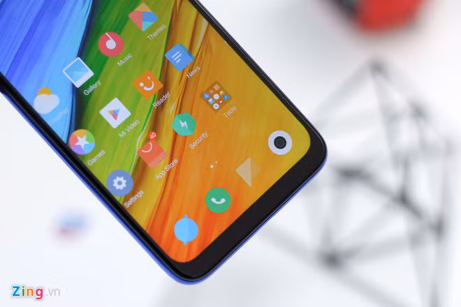 Điểm trừ lớn nhất ở mặt trước là phần viền máy khá dày ở cả 4 cạnh, đặc biệt là viền phía dưới khiến cho tổng thể thiết kế mặt trước không cân đối.