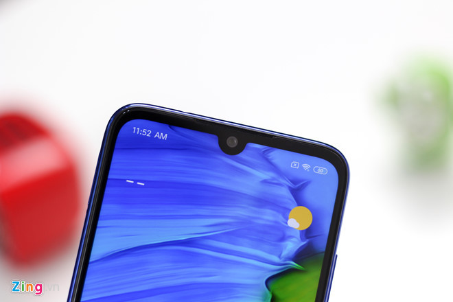 Màn hình của máy có kích thước 6,3 inch Full HD, tỷ lệ 19,5: 9. Màu sắc hiển thị trên màn hình này khá tươi rực rỡ, độ sáng cao cho phép dễ dàng sử dụng ở điều kiện ngoài trời.