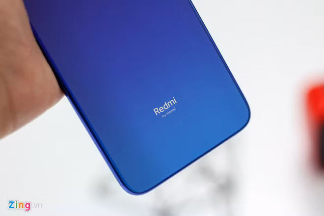 Máy được trang bị bộ xử lý Snapdragon 660, dung lượng RAM tùy chọn 3/4/6 GB tương ứng bộ nhớ trong 32/64 GB. Viên pin đi kèm theo máy có dung lượng 4.000 mAh. Camera selfie có độ phân giải 13 MP hỗ trợ nhiều chế độ làm đẹp.