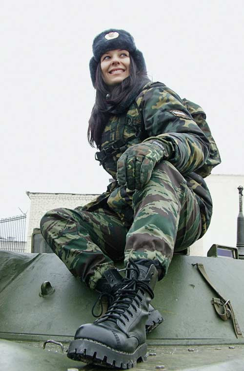 Dù chỉ được diện bộ quần áo rằn ri nhưng các nữ quân nhân Nga vẫn toát lên vẻ đẹp riêng mình.