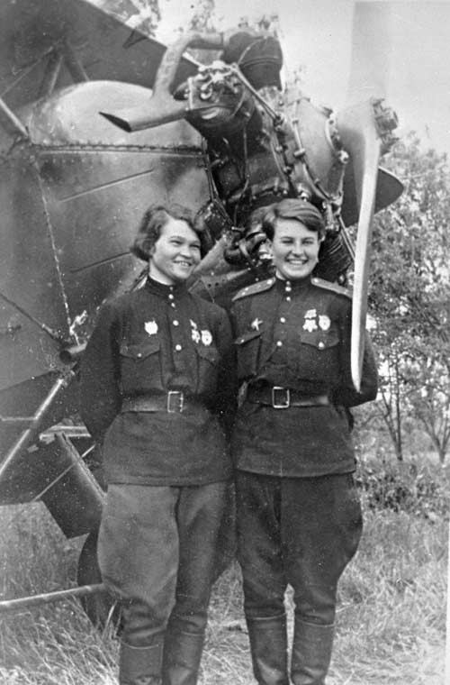 Trong Chiến tranh Thế giới 2, nhiều phụ nữ Liên Xô đã tình nguyện ra nhập Hồng quân, mong muốn chiến đấu bên cạnh người đàn ông của họ để bảo vệ đất nước. Trong ảnh, nữ phi công Anh hùng Liên Xô Natalia Kravtsova (trái) và cô Irina Serebrov thuộc đơn vị Trung đoàn Không quân Cận vệ 46.
