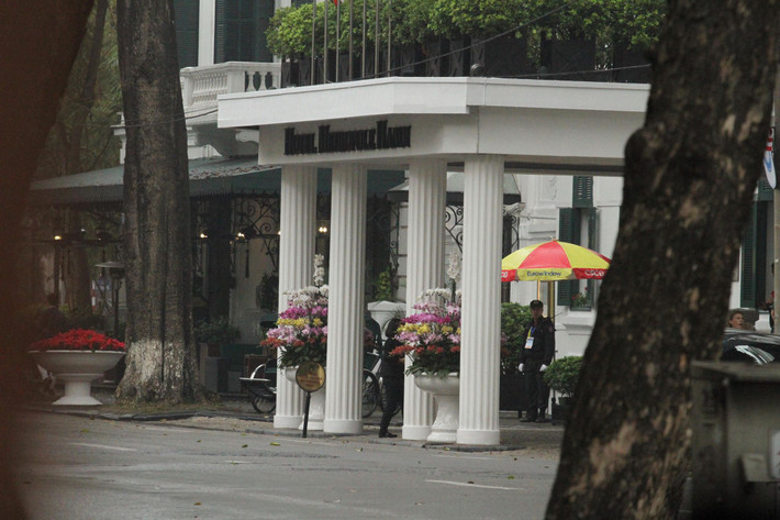 Một phần tuyến đường Ngô Quyền chạy qua khách sạn đã cấm toàn bộ các phương tiện lưu thông để đảm bảo an ninh cho các cuộc hội đàm Thượng đỉnh Mỹ - Triều lần 2.