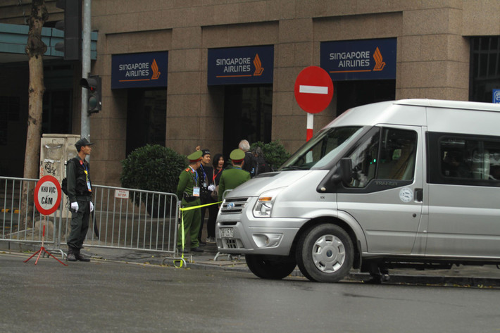 Lực lượng công an, cảnh sát cơ động bố trí khắp các ngả đường.