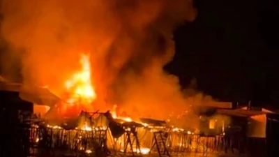 Cà Mau: Cháy dãy nhà ven sông, 13 căn bị thiêu rụi