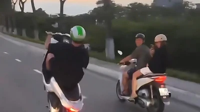 Đà Nẵng: Xác minh người nước ngoài bốc đầu xe máy trên đường