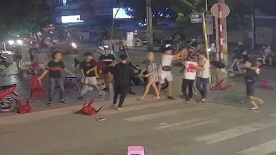 Nhóm thanh niên dùng ghế nhựa đánh người tại quán hủ tiếu