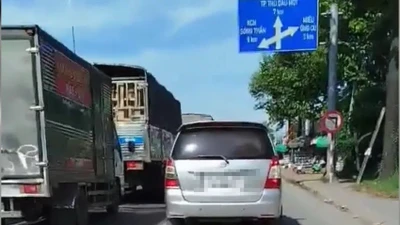 Đi sai làn đường, tài xế ô tô bị CSGT Rạch Chiếc lập biên bản