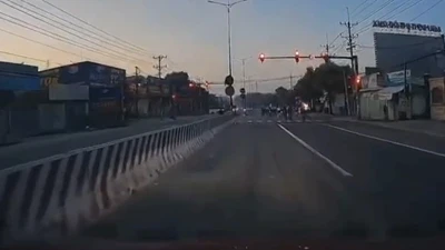 Hình ảnh đoàn xe đạp vượt đèn đỏ trên Quốc lộ 13
