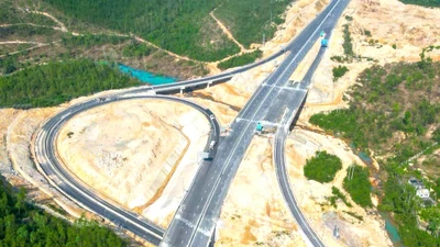 Đắk Lắk: Nguy hiểm tình trạng tụ tập chụp ảnh trên cầu cao tốc cao 50m