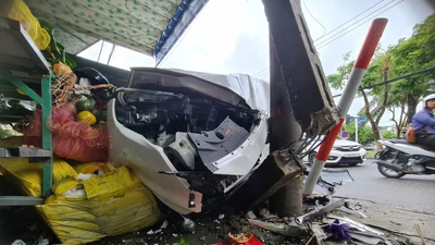Xe 5 chỗ tông liên hoàn ở trung tâm Đà Nẵng, 2 người nhập viện
