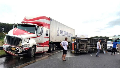 Tai nạn liên hoàn trên cao tốc: Xe cứu trợ lũ lụt lật giữa đường