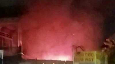 Cháy ki ốt bán nước giải khát trên đường Trần Hưng Đạo, một người tử vong