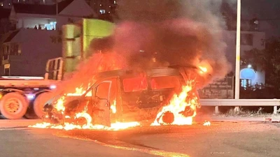 Ô tô tải van bất ngờ bốc cháy dữ dội khi đang được xe cứu hộ vận chuyển