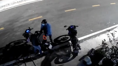 Clip ghi lại nhóm đối tượng phá khóa trộm tài sản ở phường Bình Phước