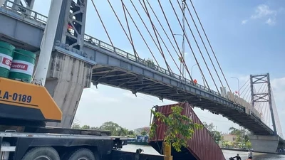 Sự cố đường thủy tại kênh Chợ Gạo: Container rơi xuống nước
