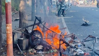 Xe bán bún riêu phát nổ bình gas trên vỉa hè gần cầu vượt Linh Xuân