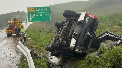 Ô tô bán tải lật nghiêng trên cao tốc Cam Lộ – La Sơn