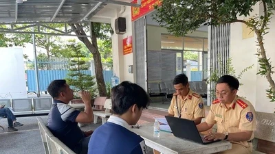 Buông hai tay lái xe máy, nam sinh viên bị CSGT TPHCM xử lý