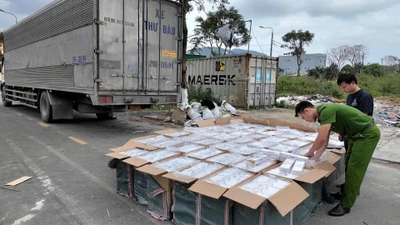 Bắt quả tang xe tải chở hơn 24.000 bao thuốc lá nghi nhập lậu qua Đà Nẵng
