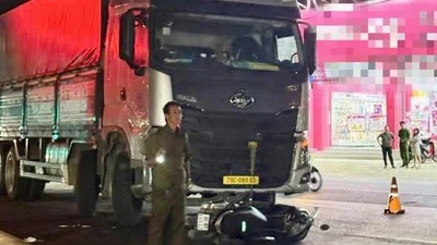 Va chạm xe tải và xe máy trên QL1 Lâm Đồng khiến 4 người thương vong