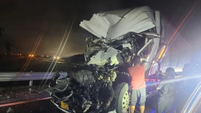 Hai xe đầu kéo va chạm, một tài xế bị kẹt trong cabin tại Đà Nẵng