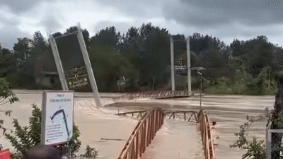 Lũ lớn cuốn trôi cầu treo Phú Thiện, giao thông Lâm Đồng bị chia cắt