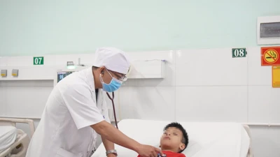 Bé trai 6 tuổi ngưng tuần hoàn do điện giật được cứu sống