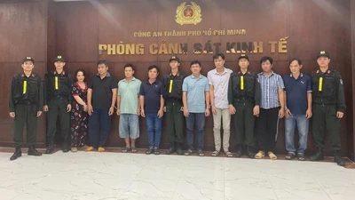 Triệt phá đường dây pha trộn dung môi vào xăng RON A95 tại TP HCM