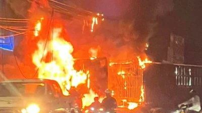 Đồng Nai: Xe container va chạm xe máy, bốc cháy dữ dội tại ngã ba Phú Sơn