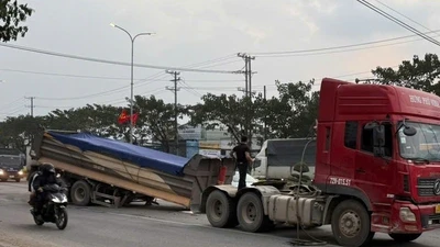 Xe đầu kéo chở đá gặp sự cố, rơ-moóc rơi xuống Quốc lộ 51